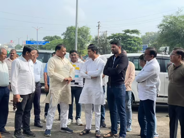 महापौर ने किया निरंजपुर क्षेत्र व सुपर कॉरिडोर चौराहों का निरीक्षण, सौंदर्यीकरण कार्यों में आ रही दिक्कतों पर दिए निर्देश