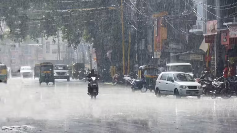 Rain in Indore: इंदौर और आस-पास के इलाकों में सुबह से हो रही बारिश, तापमान में आई गिरावट