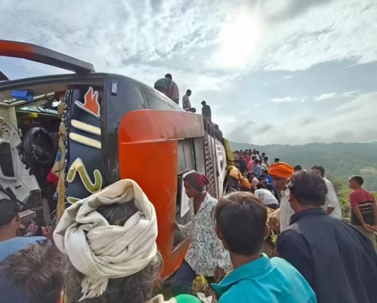 नर्मदा परिक्रमा यात्रियों से भरी बस पलटी