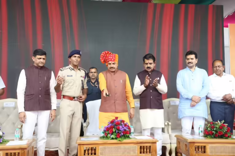 विजयादशमी के अवसर पर मुख्यमंत्री डॉ. मोहन यादव ने इंदौर पुलिस द्वारा विकसित एआई आधारित सायबर सेफ क्लिक चेटबॉट लॉन्च किया।