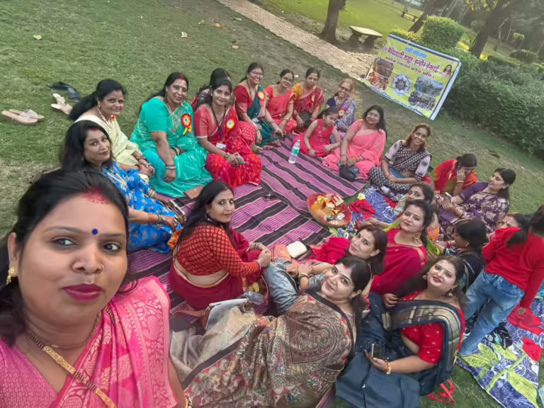 सखी – बहिनपा मैथिलानी समूह, इन्दौर इकाई ने पूरे परंपरागत तरीके से मनाया सामा चकेवा पर्व
