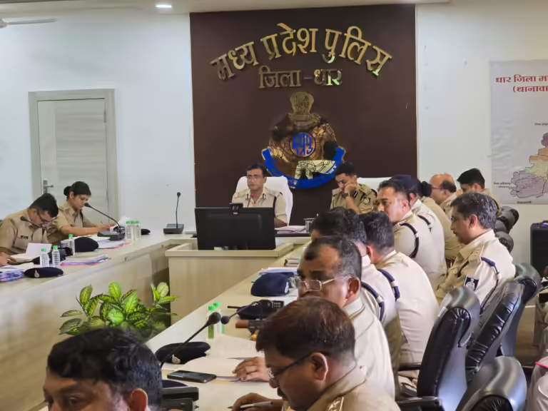 पुलिस महानिरीक्षक इन्दौर (ग्रामीण) जोन इन्दौर श्री अनुराग द्वारा आज दिनांक 03.11.2025 को पुलिस अधीक्षक कार्यालय, धार सभागृह में जिले के समस्त राजपत्रित अधिकारी, थाना प्रभारियों एवं चौकी प्रभारियों की वार्षिक अपराध समीक्षा बैठक लेकर दिये आवश्यक-दिशा निर्देश।