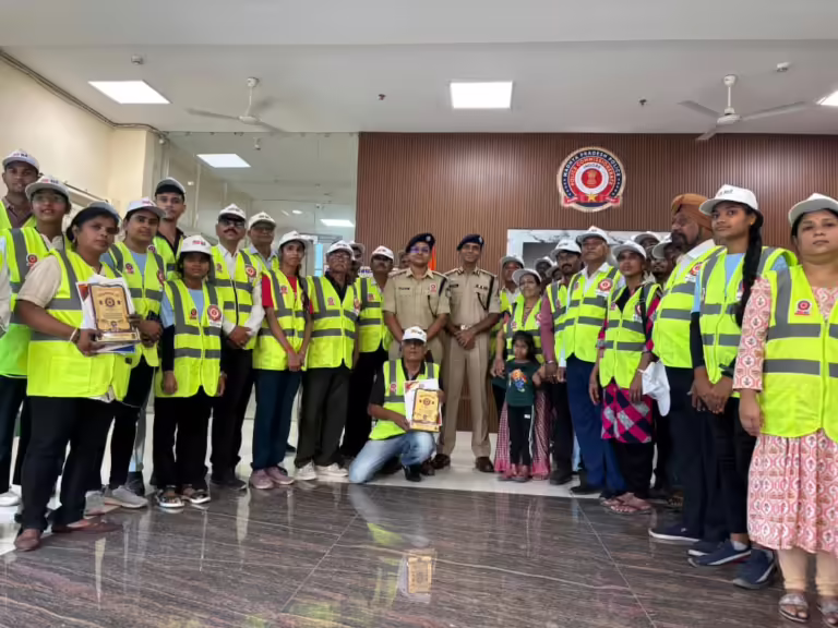 पुलिस कमिश्नर इंदौर द्वारा “ट्रैफिक प्रहरी” अभियान से जुड़कर सराहनीय कार्य करने वाले 04 ट्रैफिक प्रहरियों को किया सम्मानित ।