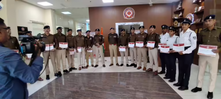 पुलिस कमिश्नर इंदौर ने पुलिसिंग के विभिन्न क्षेत्रों में उत्कृष्ट कार्य कर, महत्वपूर्ण भूमिका निभाने वाले 15 पुलिस अधिकारी/ कर्मचारियों को किया सम्मानित।