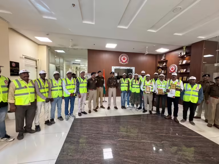 पुलिस कमिश्नर इंदौर द्वारा “ट्रैफिक प्रहरी” अभियान से जुड़कर सराहनीय कार्य करने वाले 04 ट्रैफिक प्रहरियों को किया सम्मानित ।
