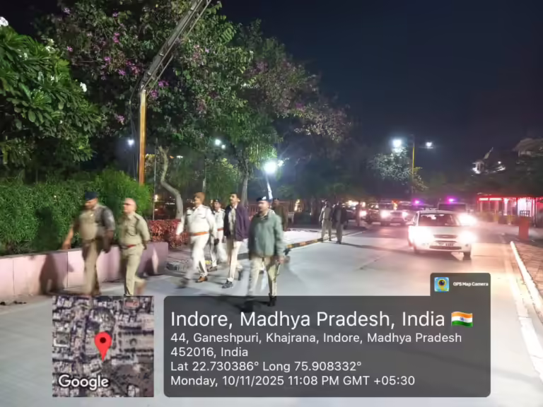 इंदौर पुलिस की असामाजिक तत्वों व संदिग्धों पर निगरानी हेतु हाई-टेक ड्रोन पेट्रोलिंग लगातार जारी….