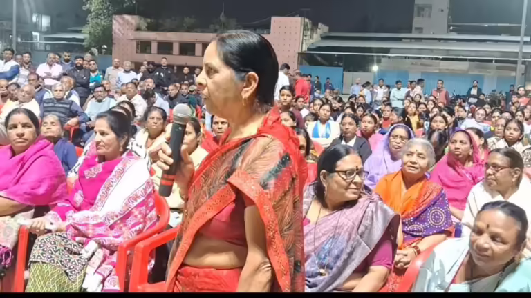 पुलिस कमिश्नर इंदौर द्वारा परदेशीपुरा क्षेत्र की मोहल्ला समिति बैठक में पहुँच, नागरिकों से किया जनसंवाद।