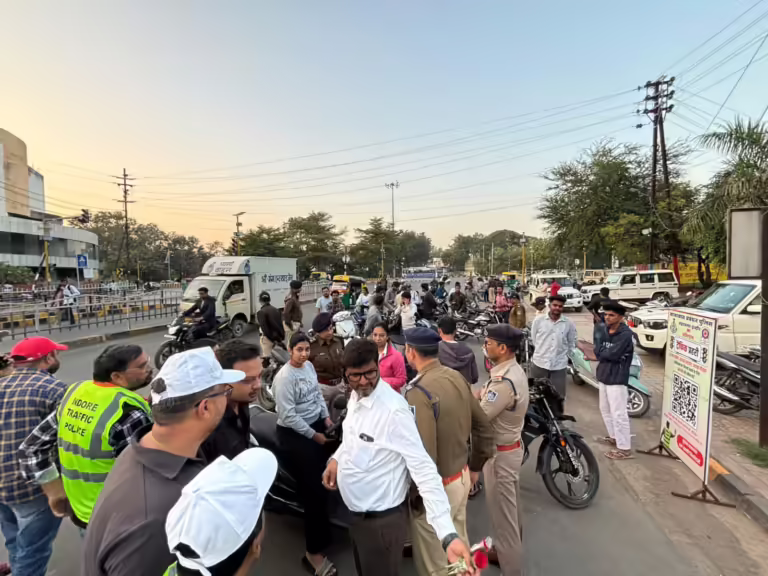 इंदौर ट्रैफिक पुलिस द्वारा बिना हेलमेट 1351 वाहन चालकों पर कार्यवाही।
