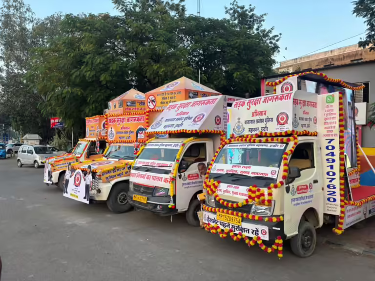 पुलिस कमिश्नर इंदौर ने यातायात जागरूकता रथ का शुभारंभ कर, दिया सभी को नियमों के पालन का संदेश।
