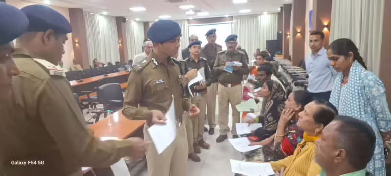 जनसुनवाई में आम नागरिकगण लेकर आए अपनी समस्याएं ।