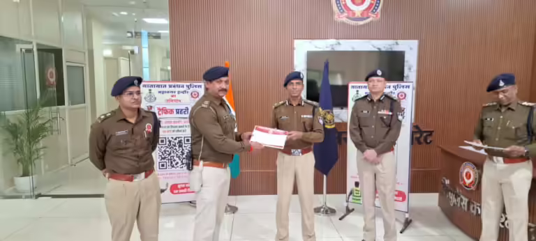 पुलिस कमिश्नर इंदौर ने पुलिसिंग के विभिन्न क्षेत्रों में उत्कृष्ट कार्य कर, महत्वपूर्ण भूमिका निभाने वाले 18 पुलिस अधिकारी/ कर्मचारियों को किया सम्मानित।
