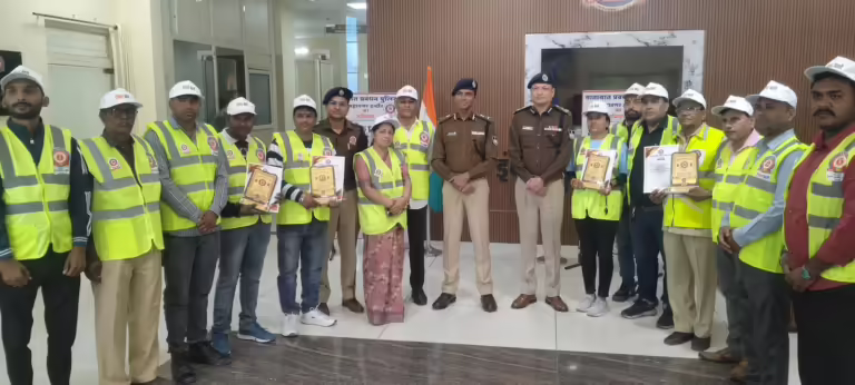 पुलिस कमिश्नर इंदौर द्वारा “ट्रैफिक प्रहरी” अभियान से जुड़कर सराहनीय कार्य करने वाले 04 ट्रैफिक प्रहरियों को किया सम्मानित ।