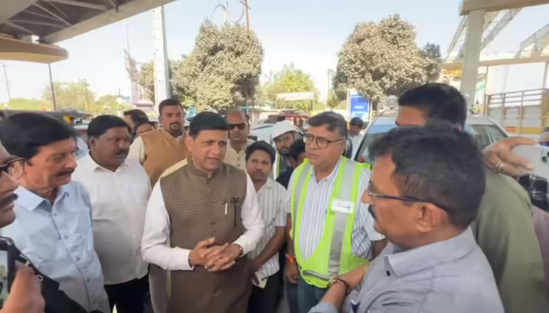 महापौर की सख़्ती: “ब्रिज बन गए, पर सर्विस रोड अब तक क्यों नहीं?” मेट्रो अधिकारियों पर फूटा गुस्सा