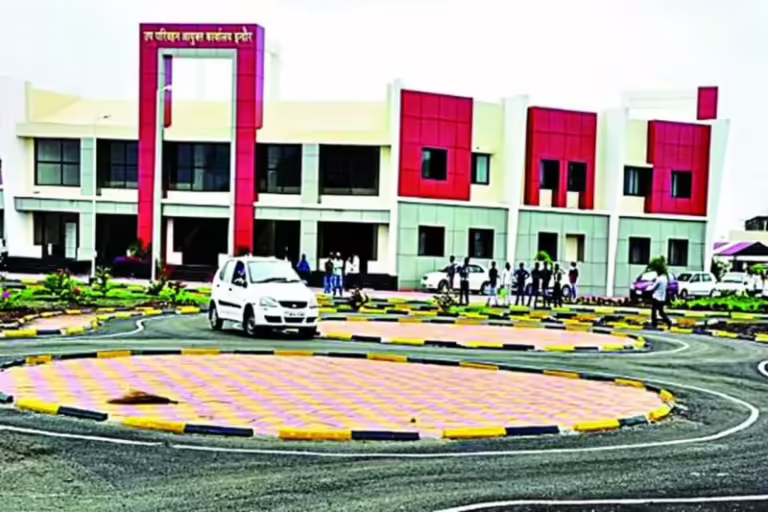 इंदौर आरटीओ में खुलेआम भ्रष्टाचार! लाइसेंस का सरकारी रेट 1074 लेकिन वसूली 5000 तक! गौतम बाबू का गैंग फिर एक्टिव, अफसरों की आंखों पर पर्दा या मिलीभगत ?