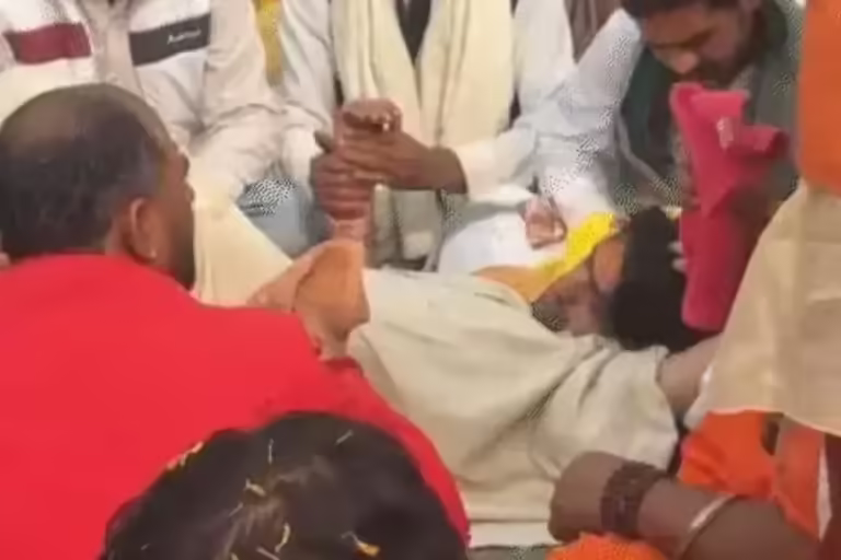 धीरेंद्र शास्त्री फिर हुए बेहोश, अचानक चक्कर आया और लेट गए, एएसपी अनुज चौधरी को सुरक्षा की कमान