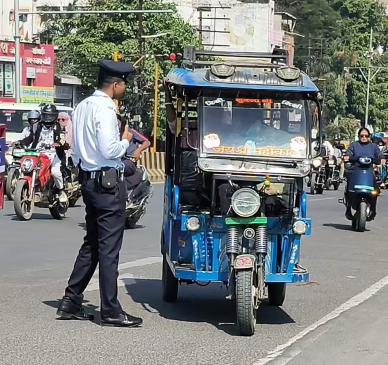 नियमों का उल्लंघन करने वाले, 26 ऑटो एवं ई-रिक्शा चालकों पर की गई कार्यवाही