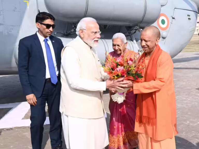 प्रधानमंत्री नरेंद्र मोदी ने अयोध्या में श्रीराम जन्मभूमि मंदिर के शिखर पर ध्वजारोहण किया, जनता ने पुष्पवर्षा और जयकारों से किया स्वागत