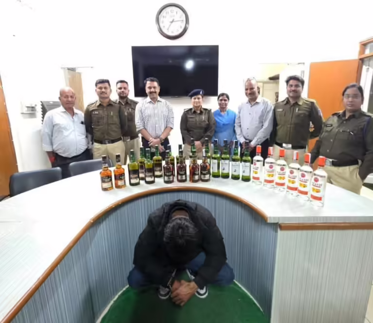 शराब की अवैध होम डिलीवरी पर आबकारी विभाग इंदौर की सख्त कार्रवाई – विदेशी मदिरा एवं वाहन जप्त
