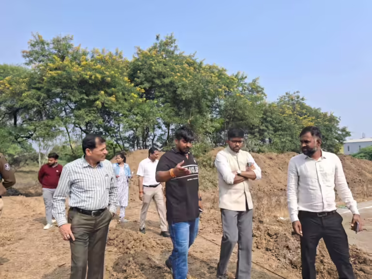 राऊ-पीथमपुर रोड एवं औद्योगिक क्षेत्रों का कार्यकारी संचालक श्री प्रजापति ने किया निरीक्षण