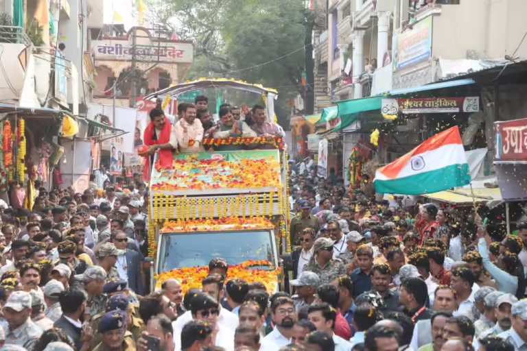 मुख्यमंत्री डॉ. मोहन यादव ने गौतमपुरा में किया रोड शोकिसानों ने भावान्तर भुगतान और महिलाओं ने लाड़ली बहना योजना के प्रति मुख्यमंत्री डॉ. यादव का आभार व्यक्त किया