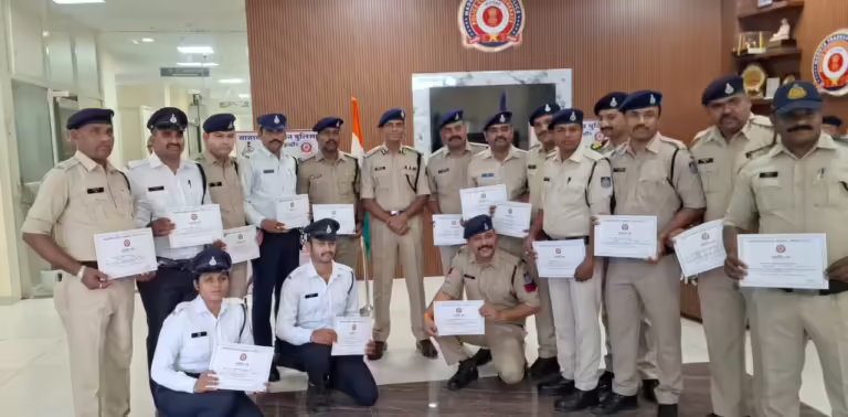 पुलिस कमिश्नर इंदौर ने पुलिसिंग के विभिन्न क्षेत्रों में उत्कृष्ट कार्य कर, महत्वपूर्ण भूमिका निभाने वाले 20 पुलिस अधिकारी/ कर्मचारियों को किया सम्मानित।