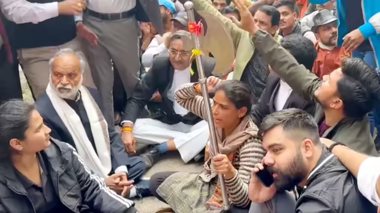 IAS संतोष वर्मा विवाद… ब्राह्मण समाज का विरोध प्रदर्शन जारी, GAD ने भी जारी किया कारण बताओ नोटिस