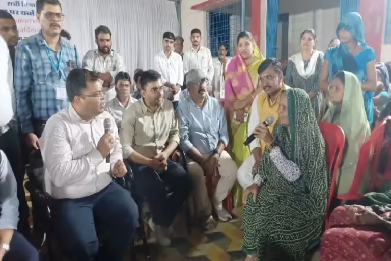 एमपी में कलेक्टर ने गांव पहुंचकर लगाई रात्रि चौपाल, लोगों के बीच जाकर बैठे…