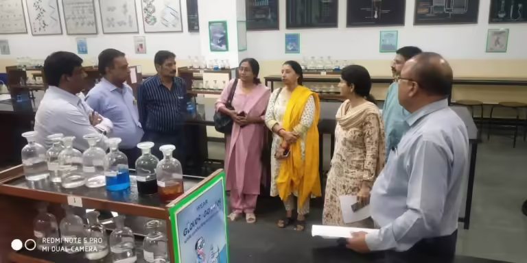 केमिस्ट्री लैब में हुई घटना पर जिला प्रशासन के अमले ने मौका स्थल पहुंच कर लिया स्थिति का जायजा, सभी विद्यार्थी सुरक्षित
