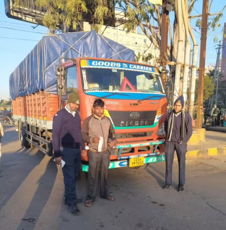 नो एंट्री के उल्लंघन करने वाले 13 भारी वाहनों के विरुद्ध की गई चालानी कार्यवाही ।