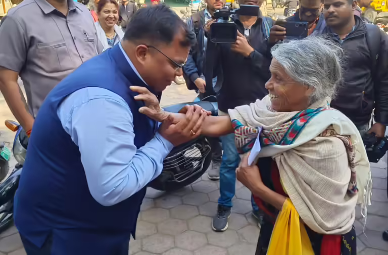 इंदौर में प्रशासन की जनसुनवाई…यह मानवीयता का पुनर्जन्म.. और इसके केंद्र में खड़े हैं कलेक्टर शिवम वर्मा