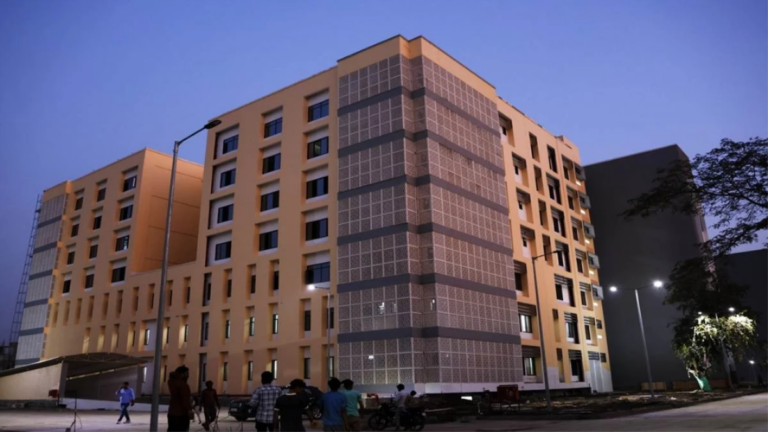 इंदौर के ESIC अस्पताल में डकैती… गार्ड को बंधक बनाकर 10 मिनट में काटे चंदन के तीन पेड़, सफेद कार में हुए फरार