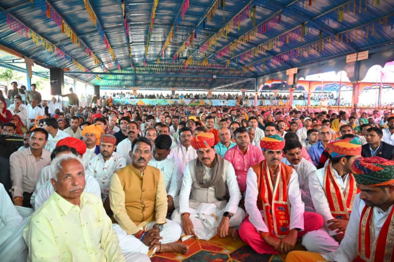 मुख्यमंत्री डॉ. मोहन यादव सांवेर तहसील के चित्तौड़ा गांव में परम पूज्य श्री कमल किशोर नागर की भागवत कथा आयोजन में पहुँचे