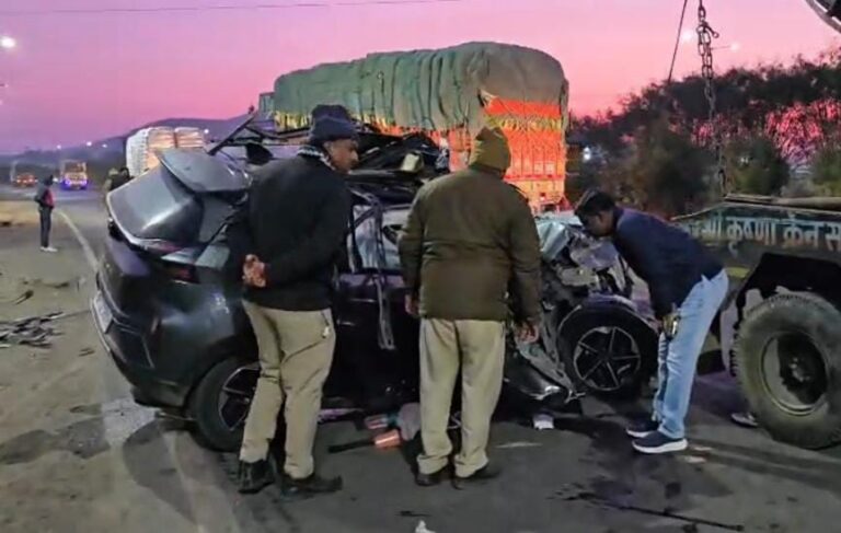 इंदौर में ट्रक में घुसी तेज रफ्तार कार, पूर्व मंत्री बाला बच्चन की बेटी प्रेरणा और कांग्रेस प्रवक्ता आनंद कासलीवाल के बेटे प्रखर सहित तीन की मौत, बर्थडे की पार्टी मना कर महू से लौट रहे थे.