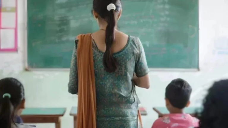 इंदौर के सरकारी स्कूलों में 74 शिक्षकों की नियुक्ति पर सवाल, फर्जी डिग्री से कर रहे नौकरी