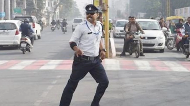 इंदौर के डांसिंग कॉप रंजीत सिंह का ‘डिमोशन’… वर्दी में रील बनाना पड़ा भारी, हवलदार से दोबारा बनाए गए सिपाही
