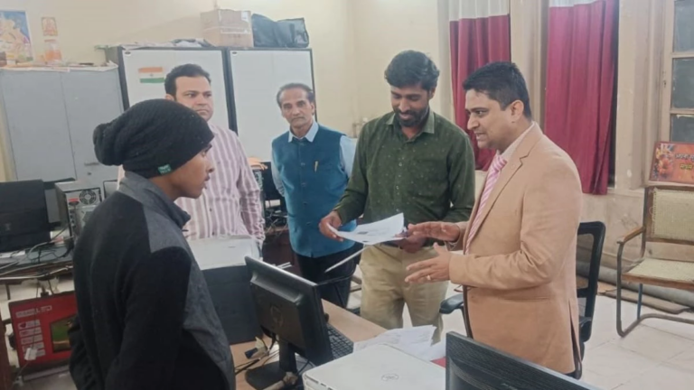 MY हॉस्पिटल में अधिकारियों का औचक निरीक्षण, अनुशासनहीन कर्मचारियों पर डीन की सख्त कार्रवाई, एक दिन का वेतन कटा