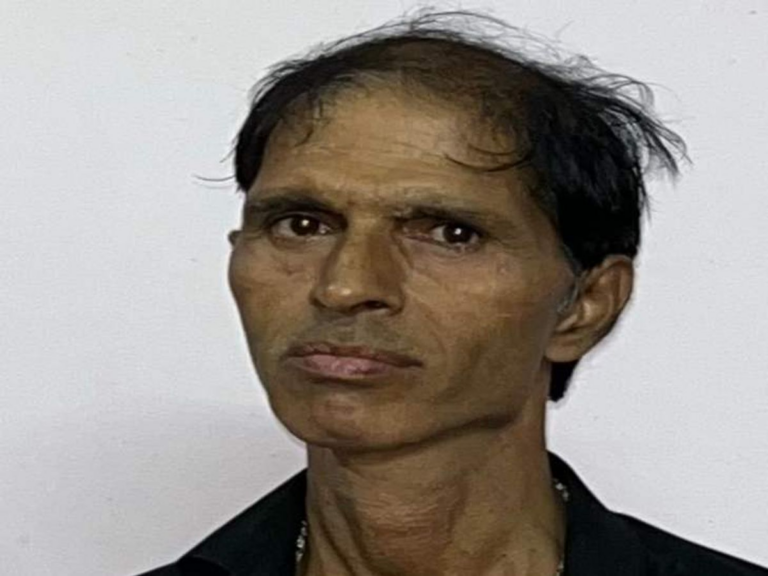 इंदौर में सड़क किनारे गिरा होटल कर्मचारी, मौत: पुलिस का अनुमान- ठंड के चलते अकड़ा शरीर, वक्त पर इलाज नहीं मिला
