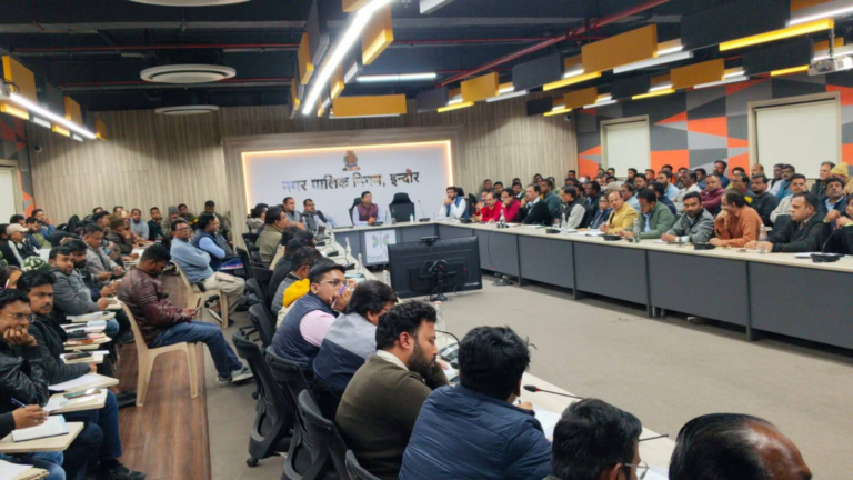 आयुक्त द्वारा जलप्रदाय एवं ड्रेनेज व्यवस्था को लेकर समीक्षा बैठक