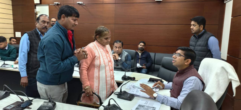 *आयुक्त द्वारा जनसुनवाई जनसुनवाई में 32 आवेदन प्राप्त