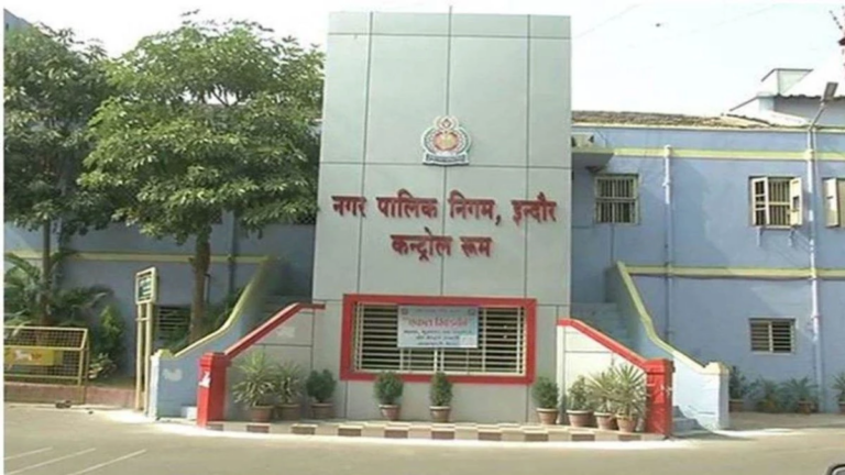 इंदौर नगर निगम ने कर रखा था सड़क पर अतिक्रमण, जनहित याचिका दायर होते ही नींद से जागा; सुनवाई से पहले हटाया सामान