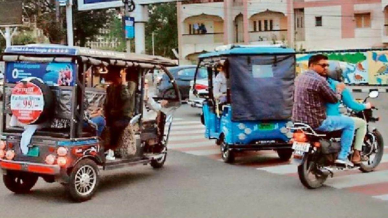 इंदौर में बगैर फिटनेस और परमिट के सड़कों पर दौड़ रहे 12 हजार ई-रिक्शा, नियमों के ‘लूपहोप’ से बढ़ा हादसों का खतरा