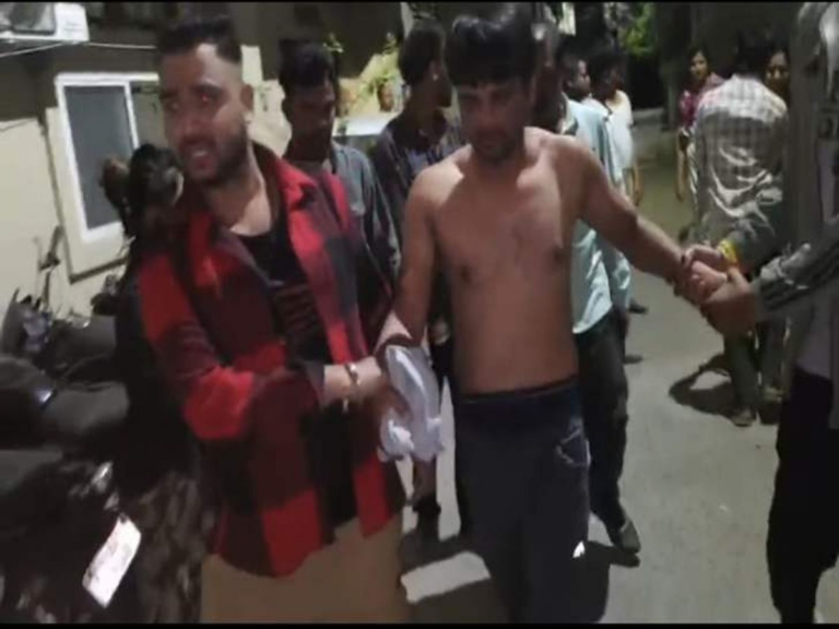 हिंदू संगठनों ने युवक की पिटाई कर पुलिस को सौंपा:युवती के साथ मिला था, मोबाइल में आपत्तिजनक फोटो-वीडियो मिलने का आरोप