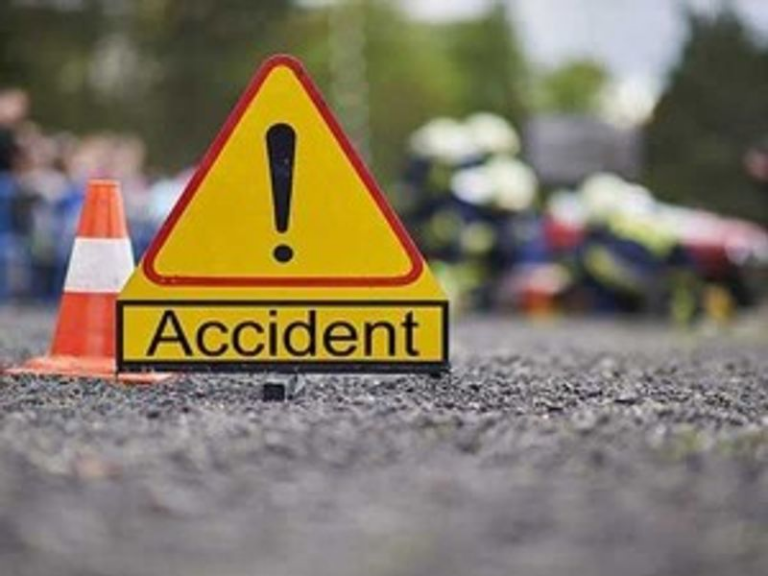 ब्रिज पर डिवाइडर से टकराई बाइक, चार साल की बच्ची की मौत