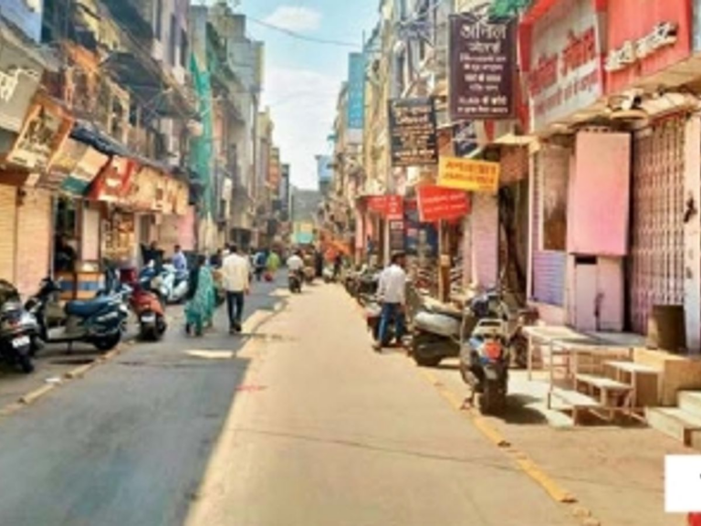 ट्रैफिक पर सख्ती: 150 से ज्यादा वाहनों पर कार्रवाई:12 पेट्रोलिंग टीमों ने नो पार्किंग क्षेत्रों से सड़कें खाली करवाईं