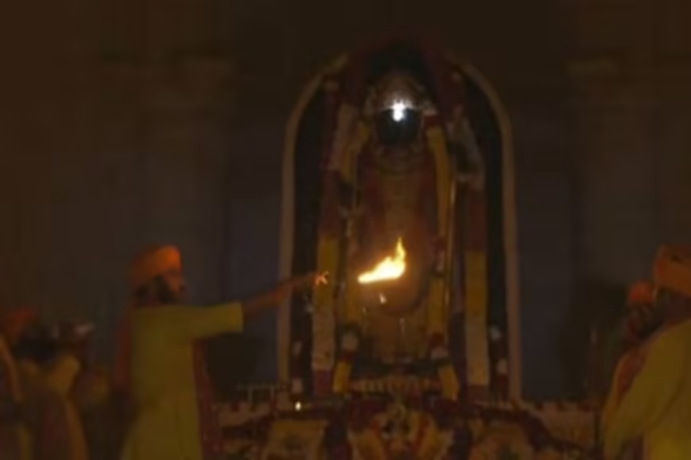 अयोध्या: रामनवी पर अभिजीत मुहूर्त में किया गया रामलला का सूर्य तिलक
