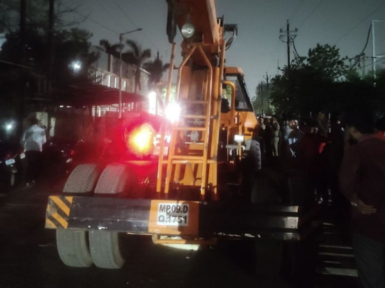 इंदौर में क्रेन की चपेट में आया युवक, मौत:परिजन और लोगों ने किया हंगामा, क्रेन के कांच फोड़े