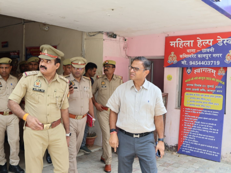 त्योहारों को लेकर पुलिस कमिश्नर ने किया थानों का निरीक्षण