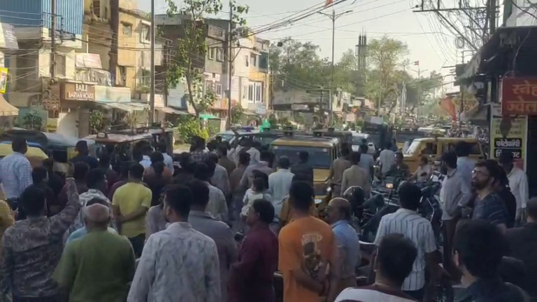इंदौर में निगम की ‘मोबाइल कोर्ट’ पर संग्राम, मालवा मिल में कार्रवाई के दौरान भिड़े व्यापारी और निगम कर्मी; दुकानें बंद कर सड़क पर उतरे दुकानदार
