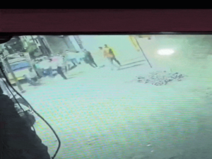 इंदौर में पत्थरबाजी का VIDEO आया सामने:बदमाशों ने युवक के घर पर किया था हमला, पुलिस ने किया केस दर्ज