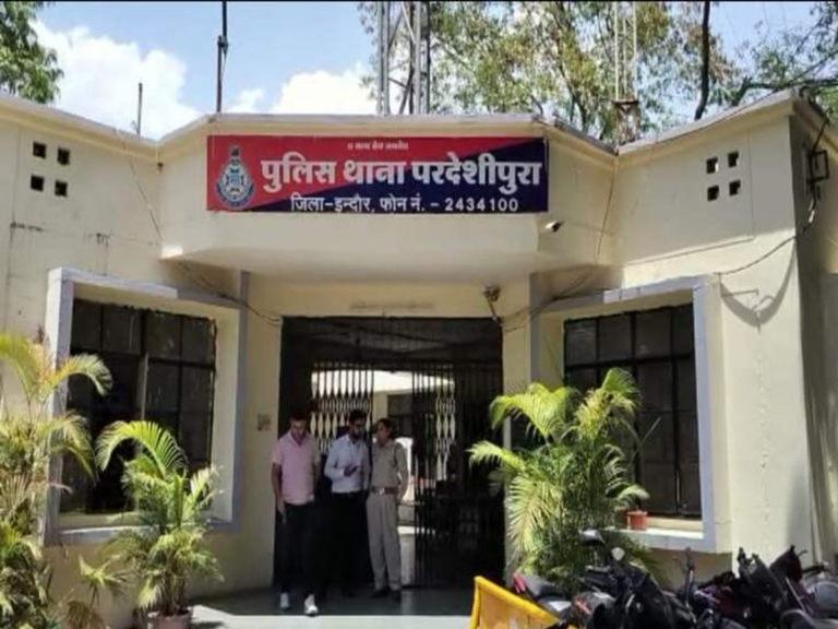 शादी की बात टूटी तो युवती से मारपीट:भड़का युवक, बीच सड़क तलवार से हमला, एफआईआर कराने निकली तो फिर घेरा